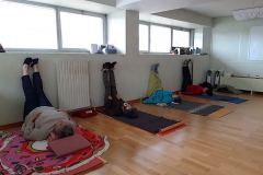 Pieds au mur dans la grande salle