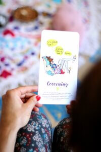 Tirage de carte “cocooning” pendant un atelier bien-être au féminin