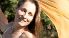 alt="Atelier Danse de l’Être à Tours - Mouvement libre et conscience corporelle - danse en nature"